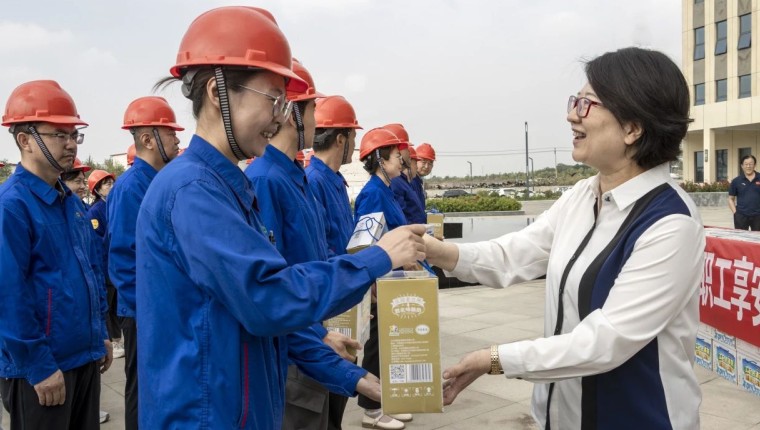 夏日送清凉 职工享安康--甘肃能化集团领导慰问刘化化工公司一线职工
